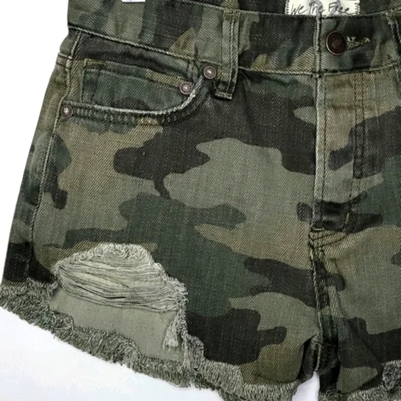 💰NWOT! WE THE FREE ▪︎ ARMY GREEN CAMOUFLAGE JEAN SHORTS ▪︎ SIZE 0 - Picture 3 of 12